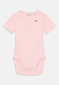 Kurzärmliger Baby-Body aus weichem pinkem Baumwollstoff, mit kleinem gesticktem Logo auf der Brust und Druckknöpfen im Schritt.