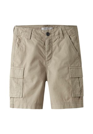 Beige cargoshorts med frontknapp, beltehemper, sidelommer og klafflommer på hvert ben, laget av lett stoff.