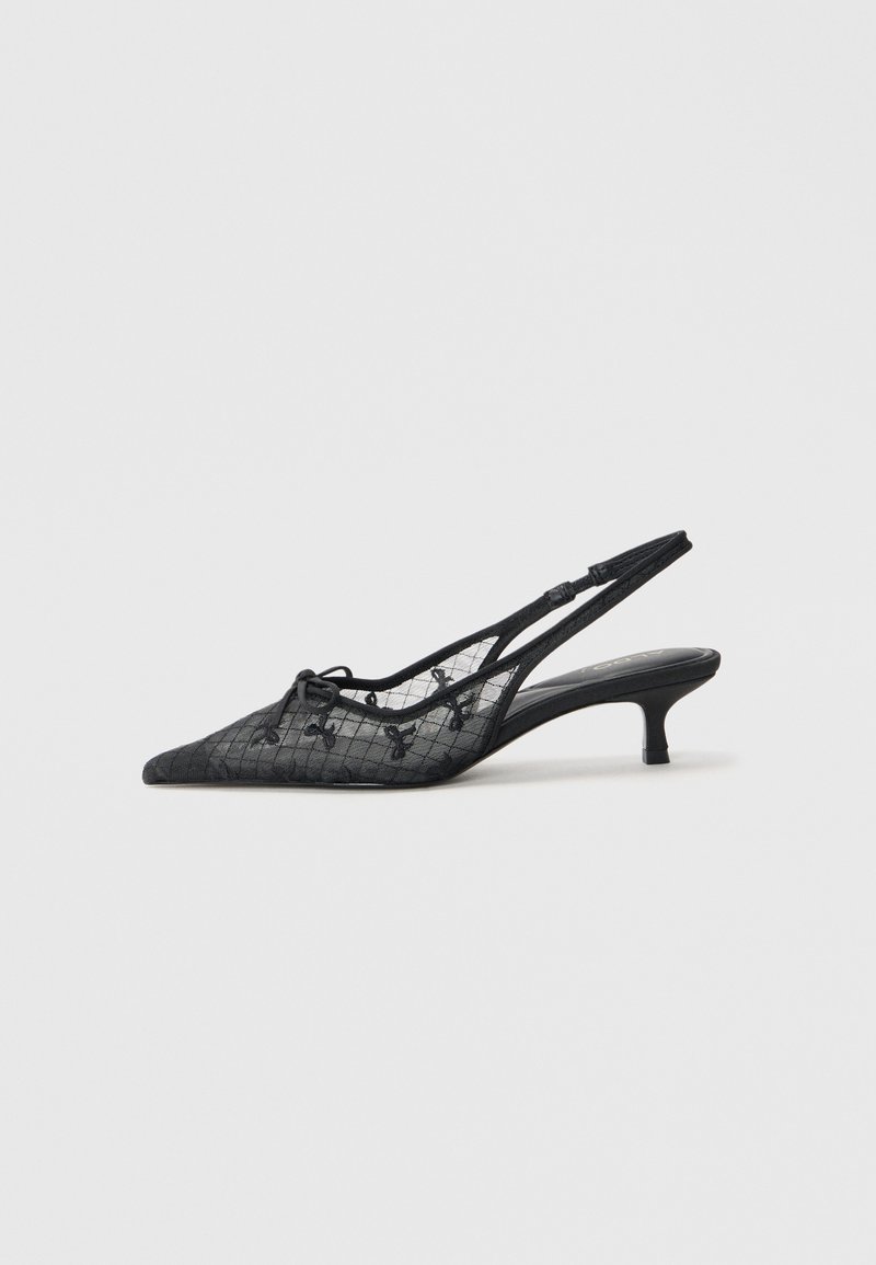 Escarpins noirs à talon slingback avec un bout pointu, présentant une tige en maille texturée avec des accents floraux et un petit talon chignon.