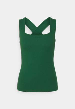 Haut sans manches côtelé vert avec larges bretelles croisées et encolure carrée, coupe ajustée sur fond blanc uni.