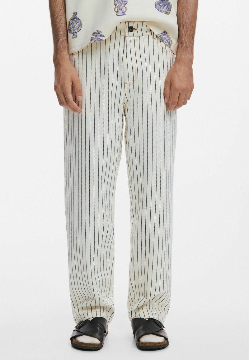 Elefántcsont színű csíkos nadrág tengerészkék csíkokkal, klasszikus szabású, övbújtatókkal és elülső gombos zárással. Sima anyag tapintás.