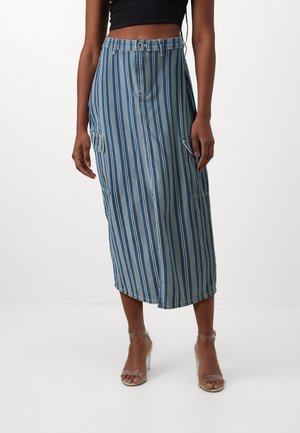 Falda midi de mezclilla a rayas en azul y blanco, con cierre de botones en la parte delantera, bolsillos laterales y un corte relajado con silueta recta.
