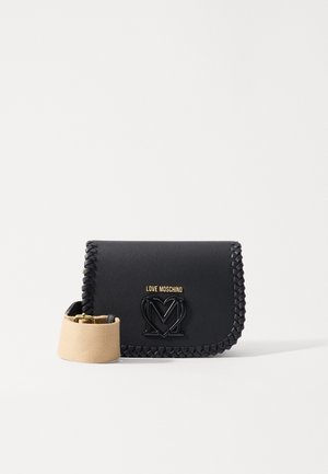 Sac bandoulière Moschino noir avec bords tressés, logo cœur, texte doré et bandoulière beige attachée, sur fond blanc.