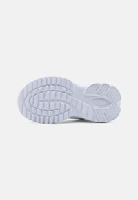 Weißer Sportschuh mit einer strukturierten Gummisohle. Verfügt über ein gekrümmtes Profilmuster und komplexe Griffsektionen für Trittfestigkeit.