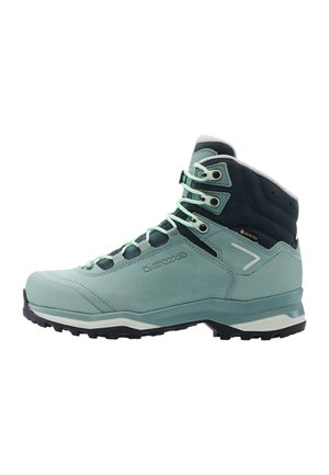 Bota de senderismo verde azulado claro y negra con etiqueta Gore-Tex, soporte para el tobillo, suela resistente y marca Lowa en el lateral.