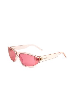 Occhiali da sole a gatto con lente tinta rosa, montatura in plastica rosa chiaro traslucida e logo "HUGO" sulle aste.