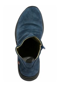 Botín de ante azul marino con puntera redondeada, cremallera lateral y forro interior amarillo en contraste. Presenta una suela de goma negra.
