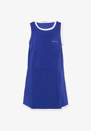 Niebieska sukienka bez rękawów z białą lamówką na dekolcie, rękawach i brzegu, z małym białym napisem „MARNI” na górnej części piersi.