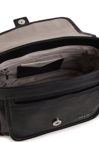 Borsa a mano in pelle nera con una superficie liscia, dotata di chiusura a scatto in argento, interno beige e una tasca con zip interna con slot per carte.