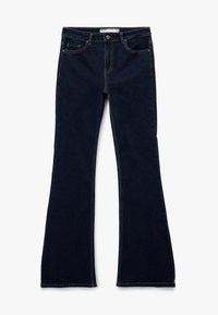Uitlopende donkerblauwe denim jeans met vijf zakken, een knoopsluiting en contrasterende oranje stiksels langs de naden en zakken.