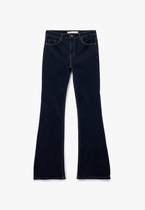 Udstyrede mørkeblå denim jeans med fem lommer, knaplukning og kontrasterende orange syninger langs sømmene og lommerne.