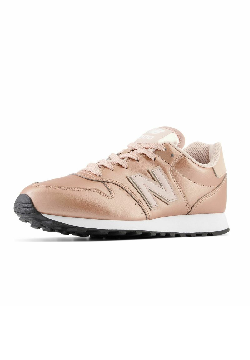 Baskets en cuir rose avec une semelle blanche, présentant un bout arrondi, un design à lacets, un col rembourré et un logo 'N' bien en vue sur le côté.