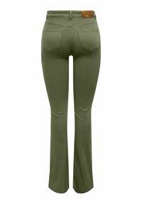Jeans évasés vert olive avec une taille mi-haute, design à cinq poches et un patch en cuir avec une marque à l'arrière. Texture de denim lisse.