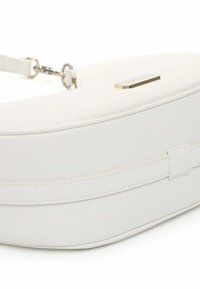 Hvid lædertaske med en glat tekstur, rektangulær form, diskret syning og en metallisk detalje foran til lukning.