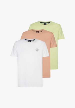 Kolme t-paitaa valkoisena, persikkana ja vaaleanvihreänä. Pyöreä kaula-aukko, lyhyet hihat, puuvillamateriaalia. Pieni logotyyppinen yksityiskohta kunkin paidan rinnassa.