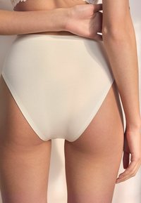 Hoge taille, lichtbeige ondergoed met een gladde, matte textuur, met een naadloos ontwerp en afgeronde beenopeningen voor comfort.