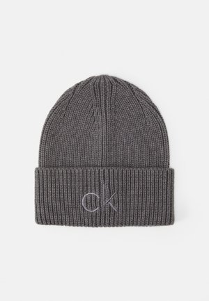Bonnet gris en maille côtelée avec revers plié, comportant un discret logo brodé "ck" au centre avant.