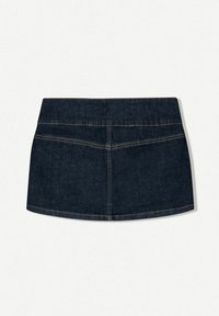 Minifalda de mezclilla oscura con una textura suave, cintura ajustada y dobladillo curvado con costuras visibles y dos bolsillos traseros.