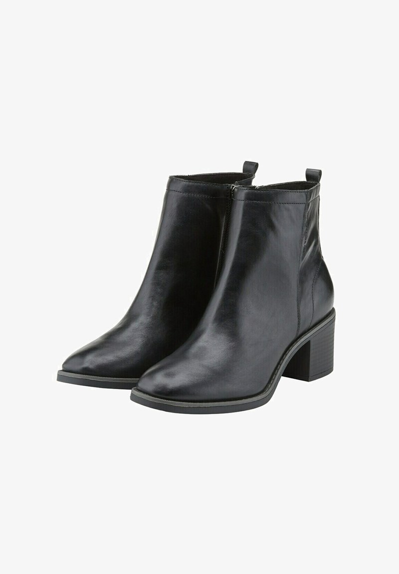 Bottines en cuir noir à bouts pointus, fermeture éclair latérale, languettes de traction et talons blocs, présentées sur fond blanc.