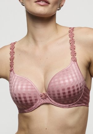 Roze beha met lijnen en geruit patroon, bloemenkant afwerking op de bandjes, en een decoratief bloemdetail in het midden. Gladde textuur overal.