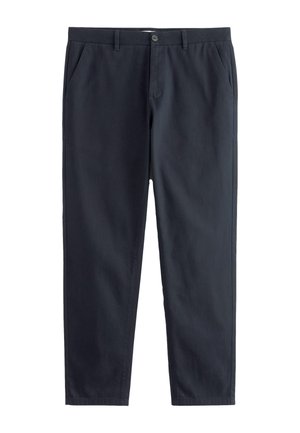 Tummansinisenä suora lahje chino-housut, joissa vyölenkit, sivutaskut ja edessä nappisuljenta valkoisella taustalla.