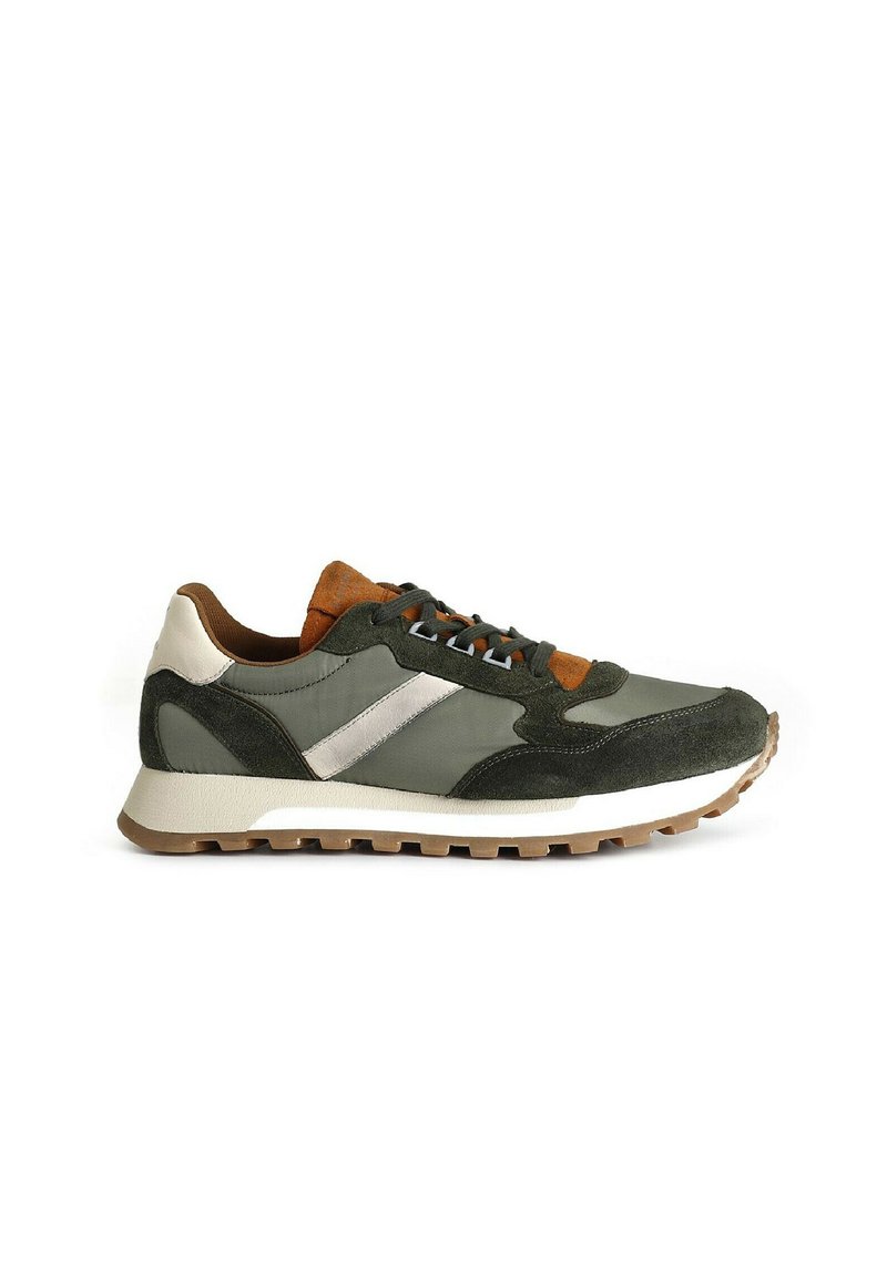 Gröna och beige sneakers med suede och textilmaterial, vit sidostrand, rund tå och texturerad sula. Avslappnad design med kontrasterande accenter.