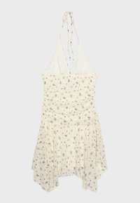 Robe crème à col halter avec imprimé floral bleu, encolure en V profonde, taille ajustée et ourlet asymétrique en forme de mouchoir.