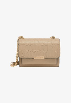 Beige strukturierte Leder-Umhängetasche mit eingeprägten Logos, goldfarbenem Kettenriemen und einer rechteckigen goldfarbenen Logo-Plakette auf der vorderen Klappe.