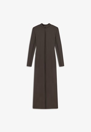 Długa, gładka sukienka w ciemnym brązowym kolorze, wykonana z miękkiego materiału, z wysokim dekoltem i długimi rękawami. Zawiera pionowe szwy na przodzie dla dodania detalu.