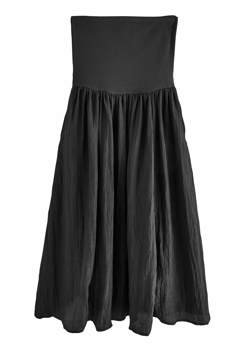 Robe noire bustier avec corsage ajusté et jupe fluide froncée en tissu texturé.