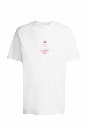 Hvid bomulds t-shirt med rund halsudskæring, korte ærmer og pink trykte logoer: Adidas, Les Mills og "LIVE '25" inden i en oval.