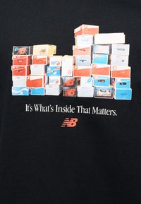 Το γραφικό δείχνει στοιβαγμένα πολύχρωμα κουτιά παπουτσιών σε αποχρώσε ις του κόκκινου, μπλε και μπεζ. Κείμενο από κάτω αναγράφει, «Το σημαντικό είναι τι υπάρχει μέσα» με ένα λογότυπο.