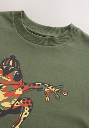 Maslinasto zelena pamučna majica s grafikom šarenog žapca s crvenim, žutim i crnim uzorcima, okruglim izrezom i rebrastim rubom.