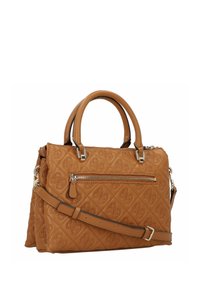 Sac à main matelassé beige avec quincaillerie argentée, double poignées et bandoulière amovible. Comprend une poche zippée à l'avant et un motif de logo en relief.