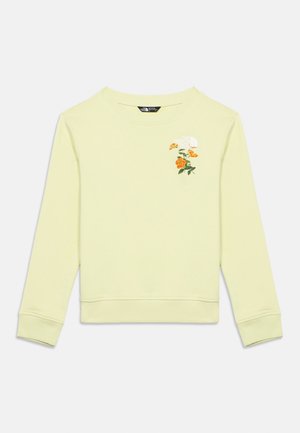 Sudadera de manga larga de color amarillo claro con un pequeño gráfico de una flor naranja y el logotipo blanco de "The North Face" en el pecho izquierdo.