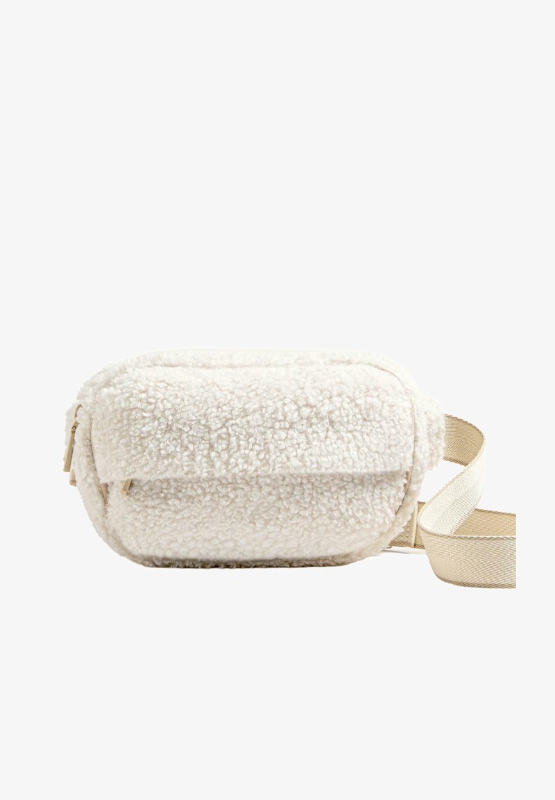 Bela faux krznena torbica za crossbody, pravokutnog oblika, sa zatvaračem, ravnim remenom, blago teksturiranom površinom i minimalističkim dizajnom.