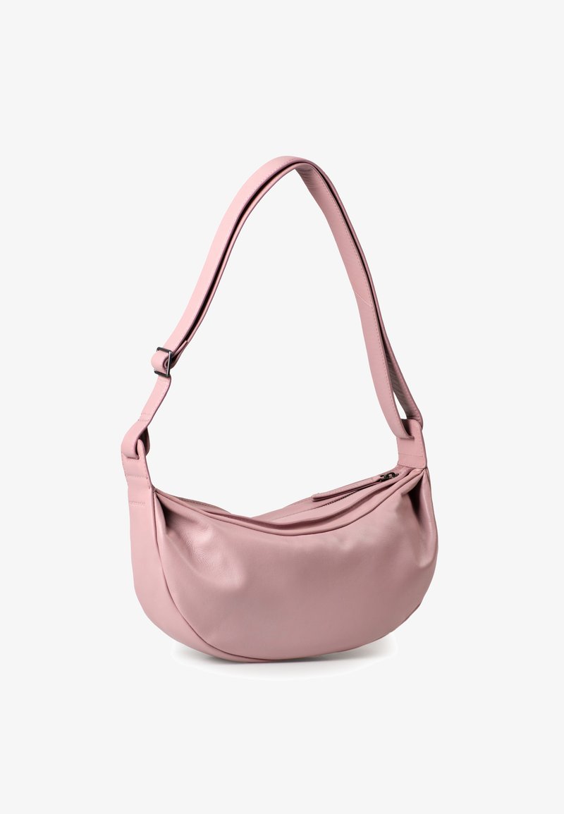 Borsa a spalla in pelle rosa con una forma morbida e curvata. Presenta una lunga tracolla regolabile e una chiusura superiore con zip per un accesso sicuro.