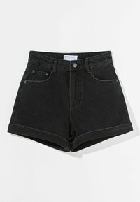 Pantalones cortos de mezclilla negros con dobladillos enrollados, cintura de altura media, cinco bolsillos y cierre de botón de metal. Textura suave con un leve desvanecimiento.