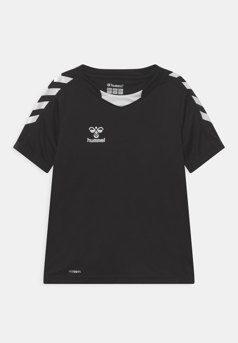 Sort kortærmet sportstrøje med V-hals, prydet med hvide chevron-detaljer på skuldrene og et logo på brystet.