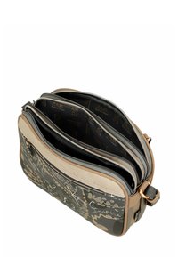 Bolso cruzado estructurado en gris con un exterior estampado. Cuenta con tres compartimentos con cremalleras y un interior suave y texturizado.