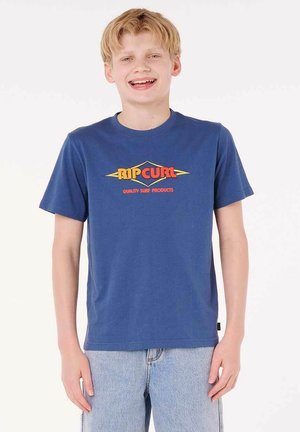 T-shirt in cotone blu con collo rotondo; presenta un colorato logo "RIPCURL" e la scritta "QUALITY SURF PRODUCTS" sul davanti. Vestibilità casual.