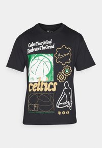 Crna pamučna majica s grafikom u vezi s košarkom u zelenoj boji, bijelim tekstom i zlatnim akcentima. Uključuje NBA i Celtics logotipe, uz razne geometrijske dizajne.