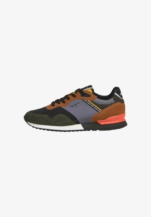 Herrenschuhe aus einer Mischung aus schwarzem, braunem, grauem und grünem Wildleder mit einem orangefarbenen Fersenakzent und einer weißen Gummisohle.