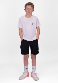 Weißes kurzärmeliges Shirt mit einem Logo, kombiniert mit schwarzen Shorts. Sneakers mit orangen Akzenten und weißen Knöchelsocken. Einfaches sportliches Design.