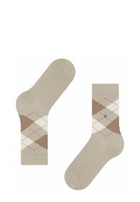 Chaussettes beiges avec un motif argyle marron et blanc, ornées d'accents roses sur un tricot texturé. Design classique de longueur mi-mollet.