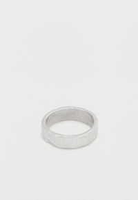 Ασημένιο δαχτυλίδι με υφή και ακανόνιστη επιφάνεια, με λείο εσωτερικό και ματ φινίρισμα. Κυκλικό σχήμα, μινιμαλιστικός σχεδιασμός.