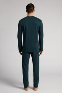 Tmavě zelený dlouhý rukáv a odpovídající kalhoty vyrobené z měkké látky. Jednoduchý design, uvolněný střih, žádné viditelné vzory ani kovové součásti.