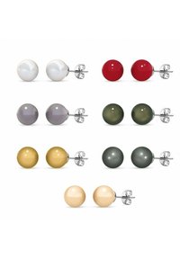 Huit paires de boucles d'oreilles sphériques en différentes couleurs : blanc, rouge, gris, vert, jaune et beige, avec des fermoirs en métal argenté.