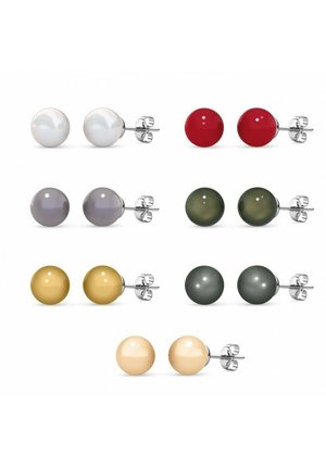 Huit paires de boucles d'oreilles sphériques en différentes couleurs : blanc, rouge, gris, vert, jaune et beige, avec des fermoirs en métal argenté.