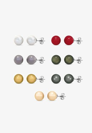 Otto paia di orecchini a perline sferiche di vari colori: bianco, rosso, grigio, verde, giallo e beige, con chiusure in metallo argento.